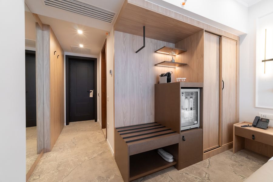 Mobilier, depozitare și minibar în camera Business Premium Single