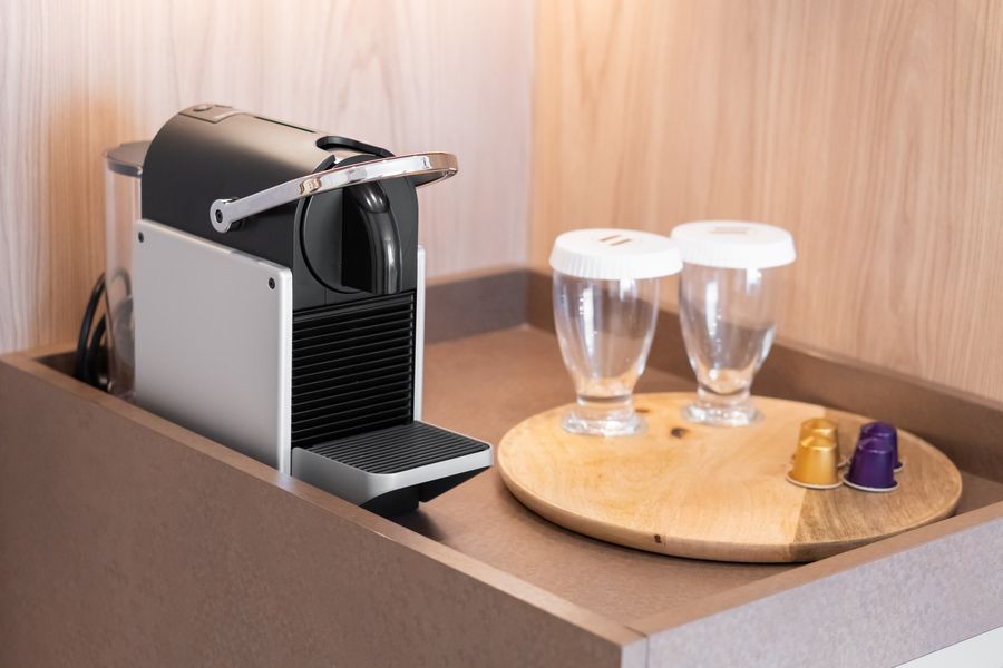 Detaliu dotări: aparat de cafea în camera Business Premium Single