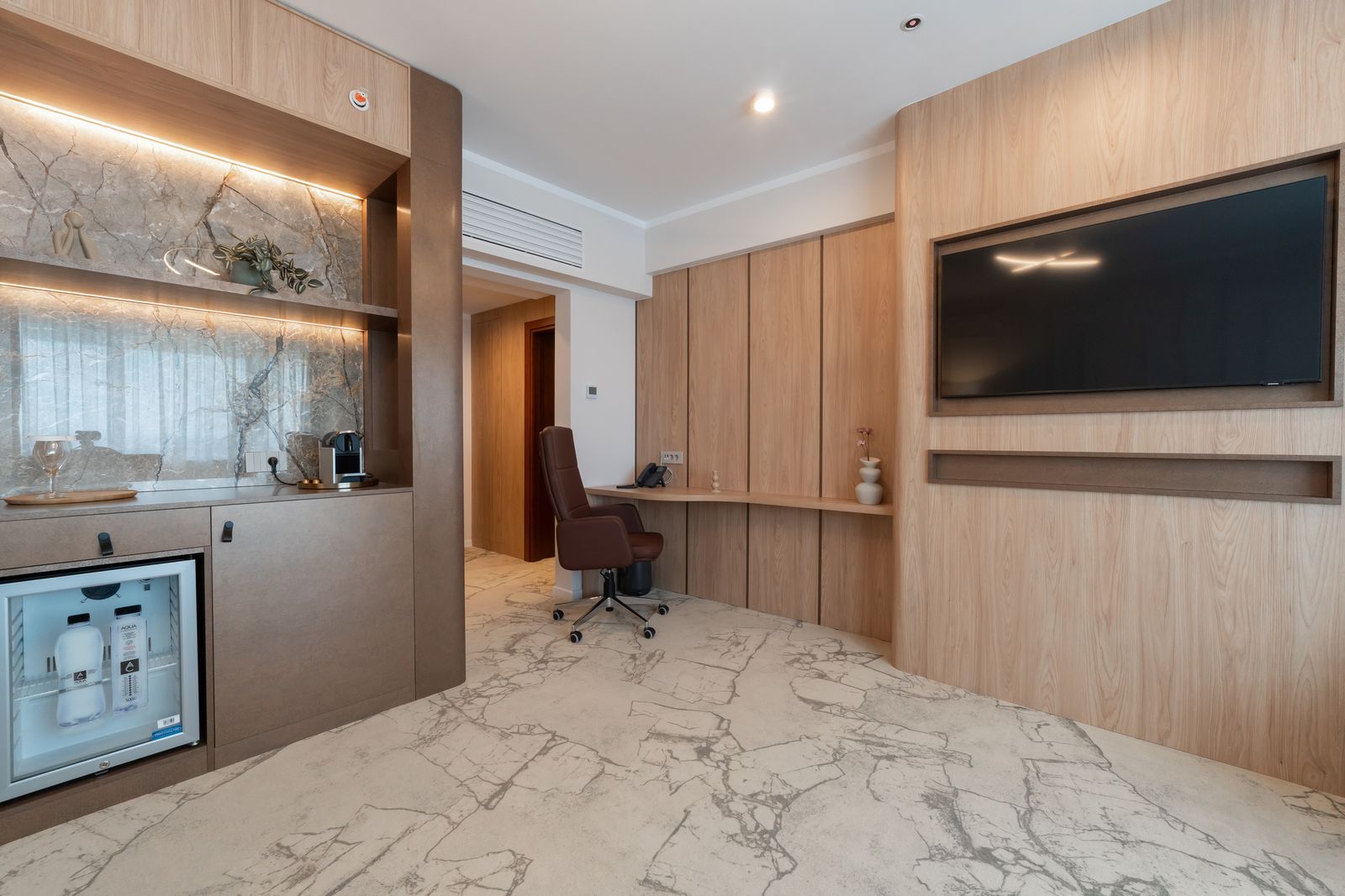 Living: mobilier și zonă de lucru în Business Premium Suite