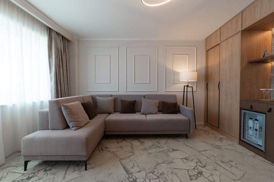 Vedere frontală a livingului din Business Premium Suite