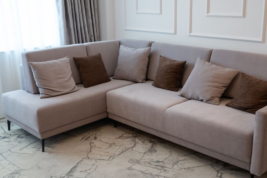 Canapeaua și zona de relaxare din Business Premium Suite