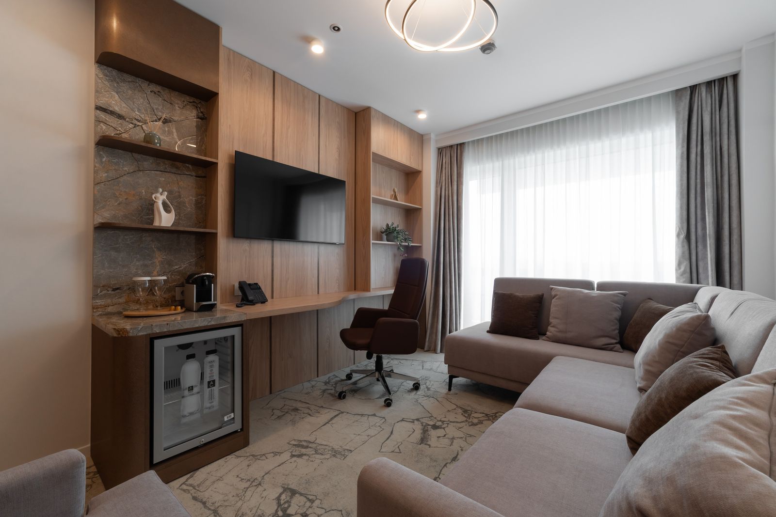 Al doilea unghi: living și mobilier în Business Premium Suite Junior