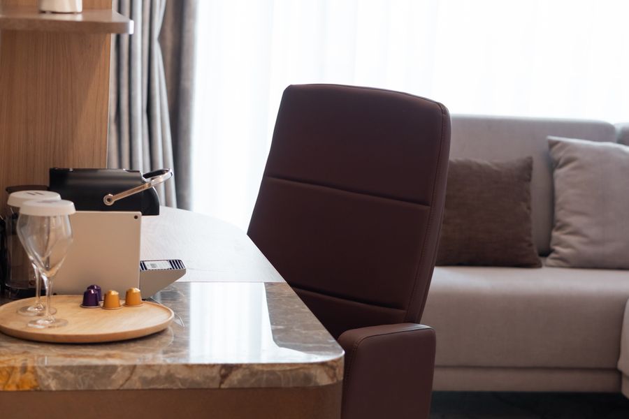 Birou și zonă de lucru în livingul Business Premium Suite Junior