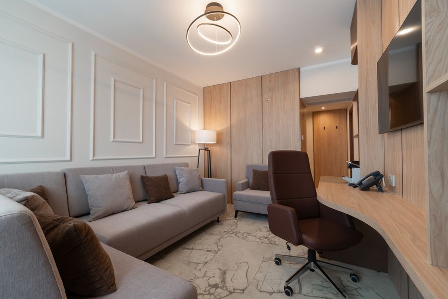 Livingul și zona de lucru din Business Premium Suite Junior, unghi secundar