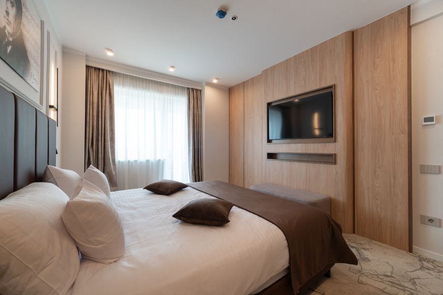 Dormitorul Business Premium Suite Junior văzut din living