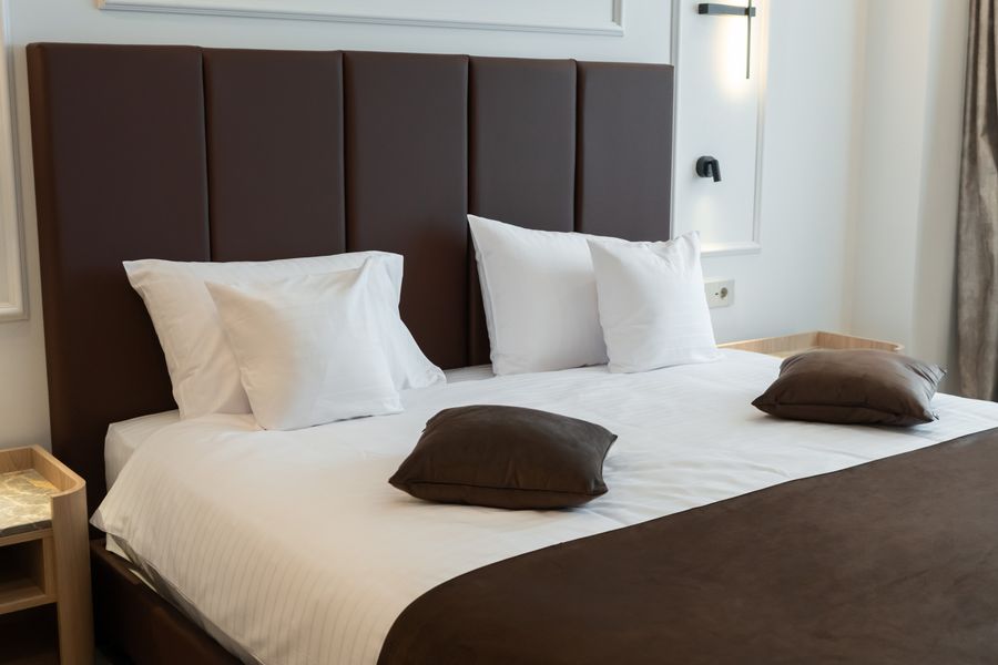 Patul matrimonial din Business Premium Suite Junior, văzut lateral