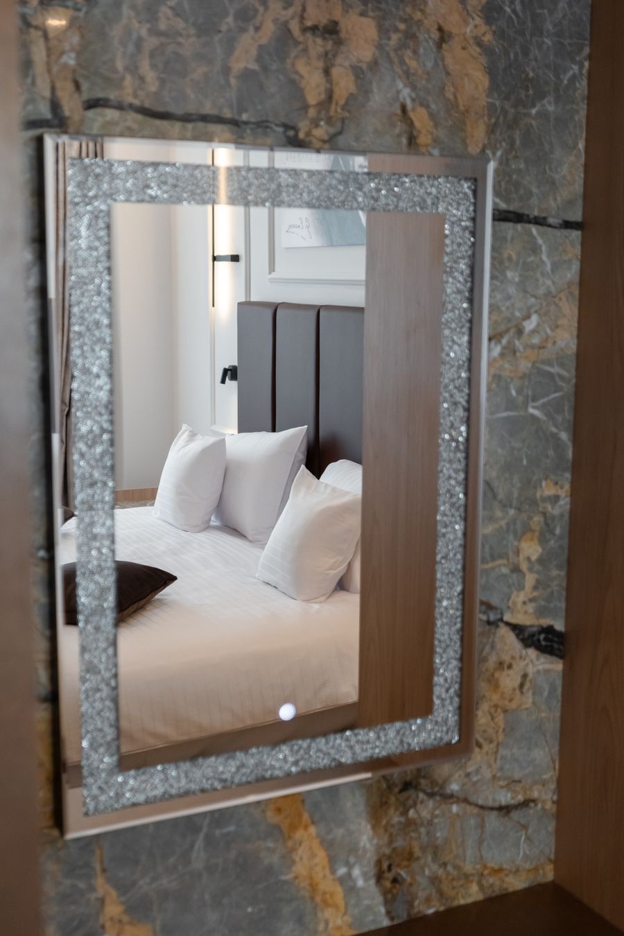 Oglindă și perspectivă spre dormitor în Business Premium Suite Junior