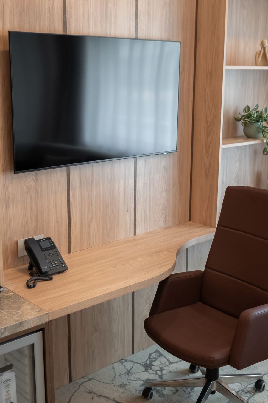 Birou, televizor și telefon în Business Premium Suite Junior