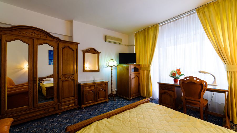 Birou și mobilier în camera Standard Single