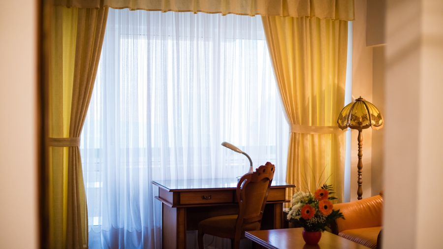 Birou și fereastră în livingul Standard Suite