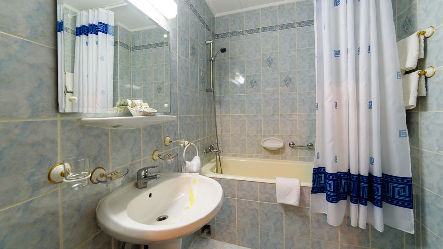 Baia cu finisaje clasice din Standard Suite