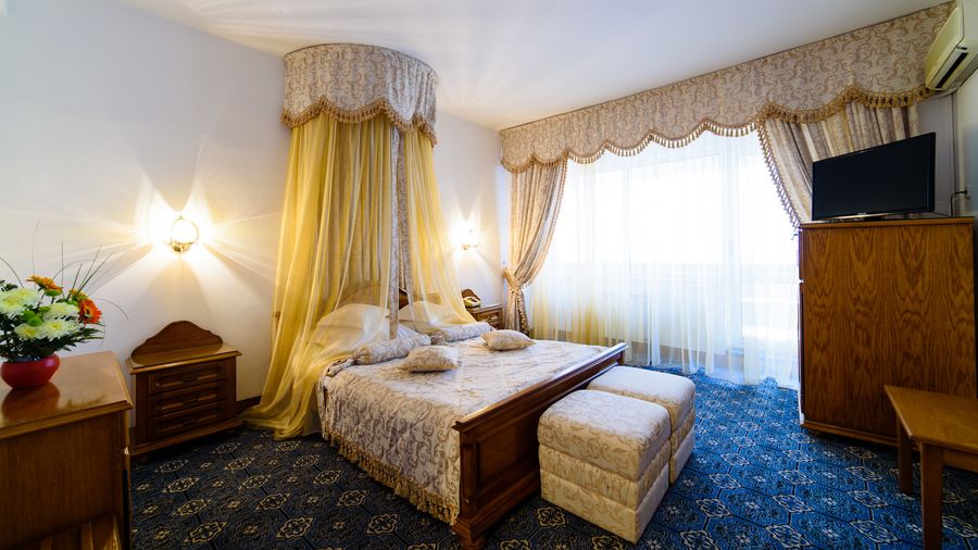 Dormitorul din Standard Suite, văzut dintr-un unghi suplimentar