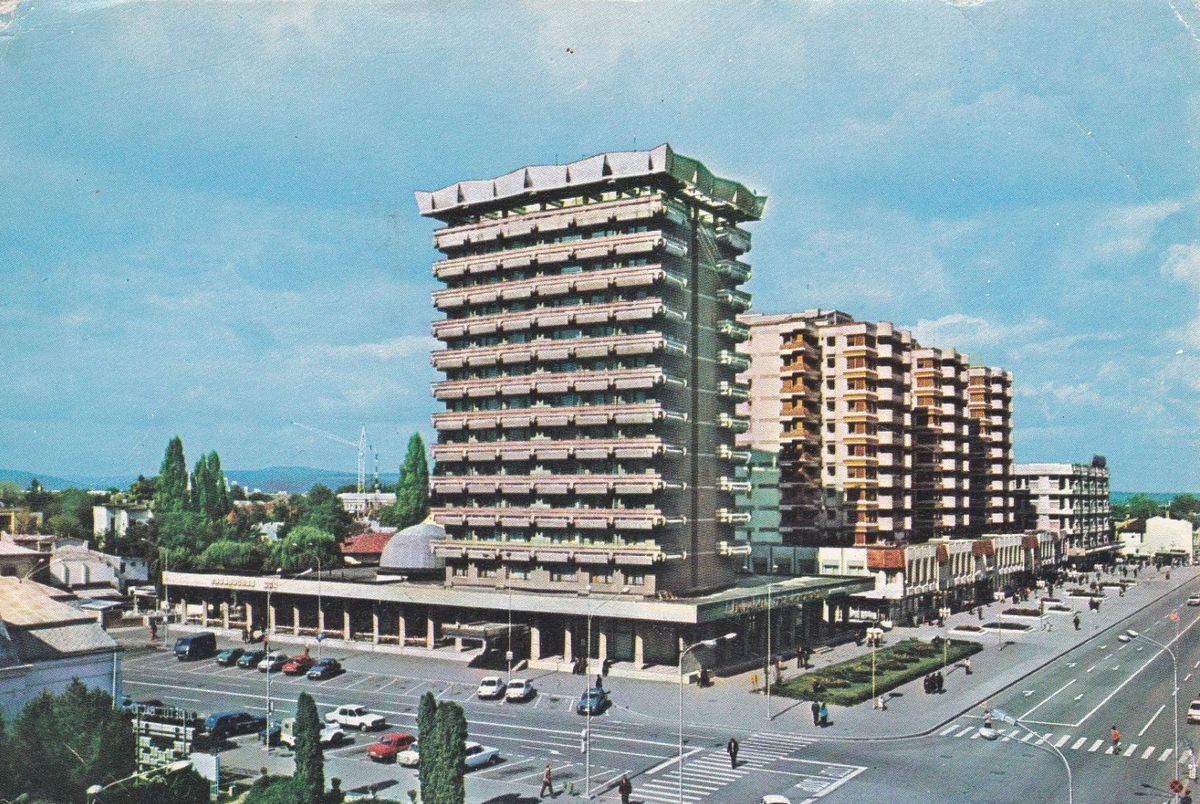 Centrul Bacăului cu Hotelul Decebal la începutul anilor 1980