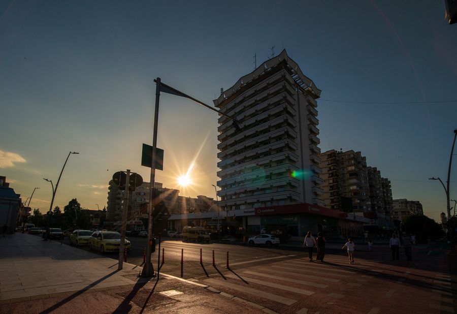 Exterior la apus și seară în exteriorul Hotelului Decebal din Bacău
