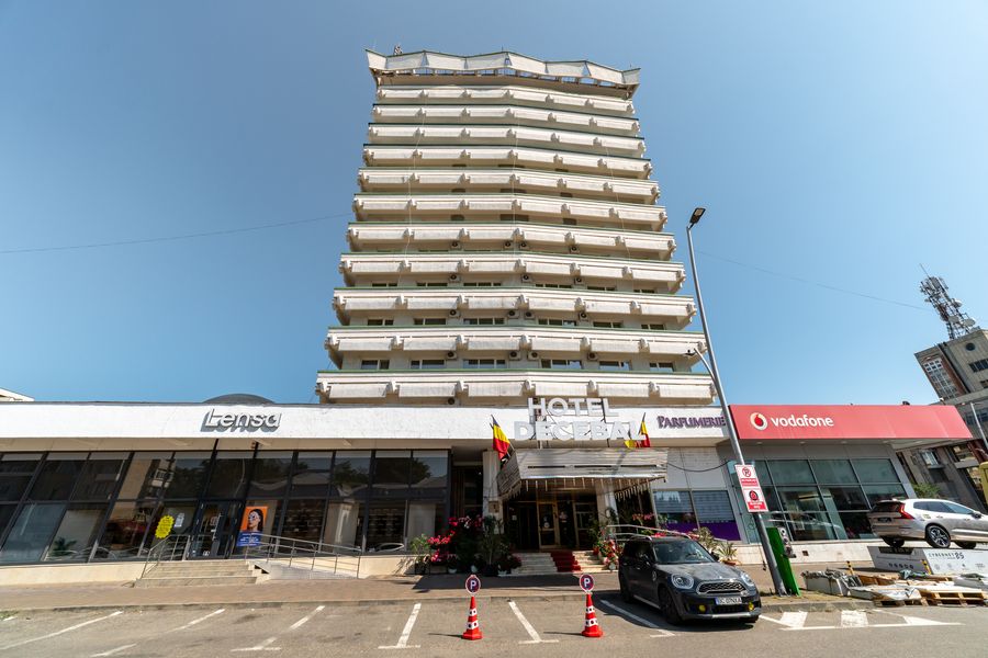 Fațadă frontală în exteriorul Hotelului Decebal din Bacău