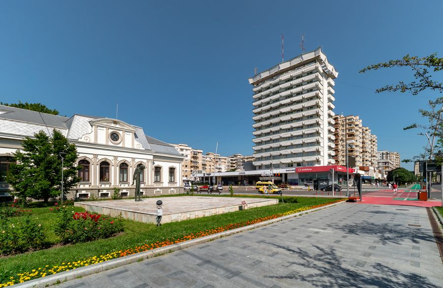 Hotel și împrejurimi în exteriorul Hotelului Decebal din Bacău