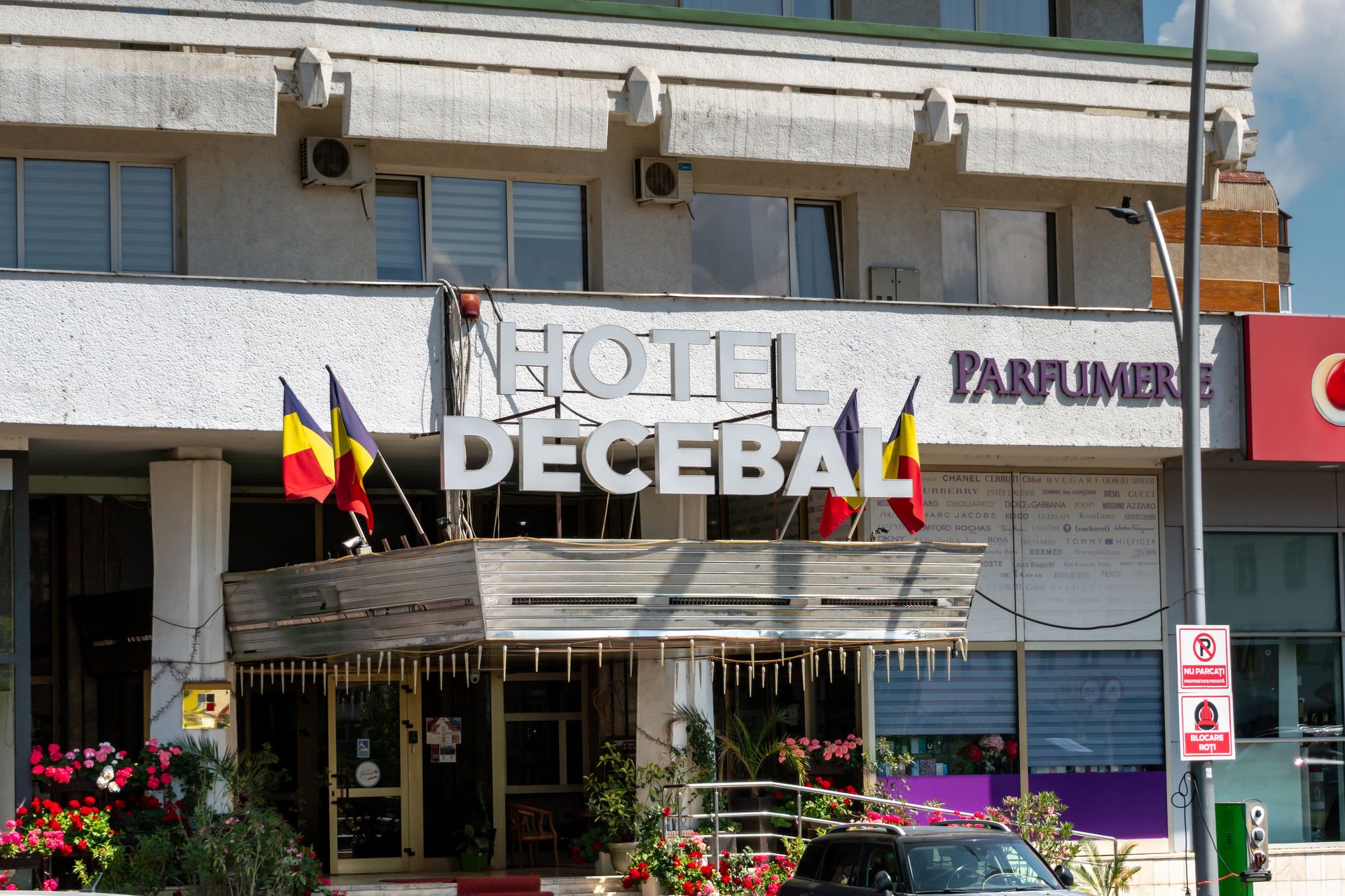 Intrarea hotelului în exteriorul Hotelului Decebal din Bacău