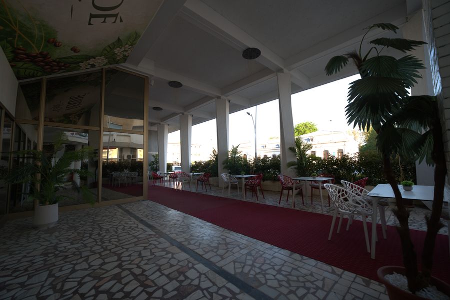 Zonă acoperită și mese în grădina Hotelului Decebal din Bacău