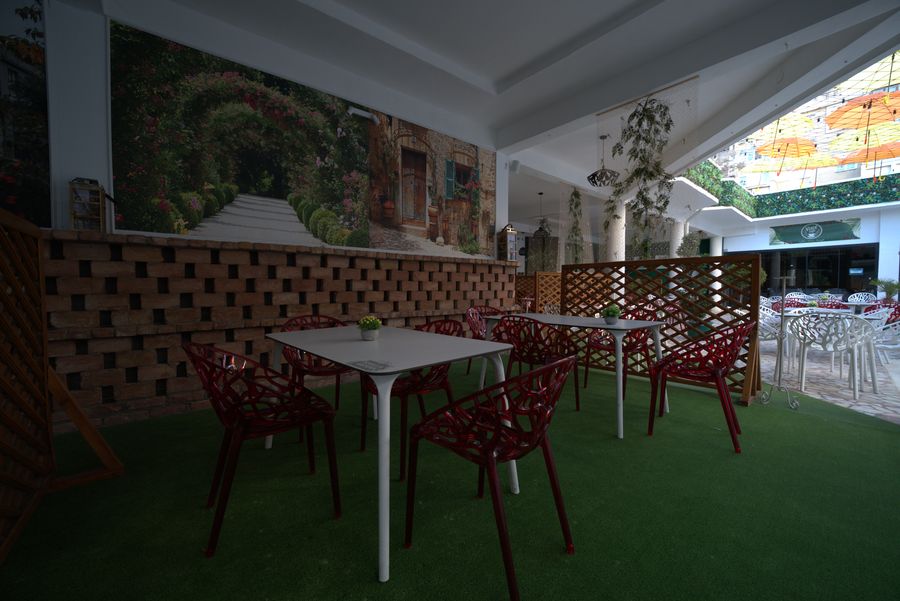 Masă și atmosferă în grădina Hotelului Decebal din Bacău