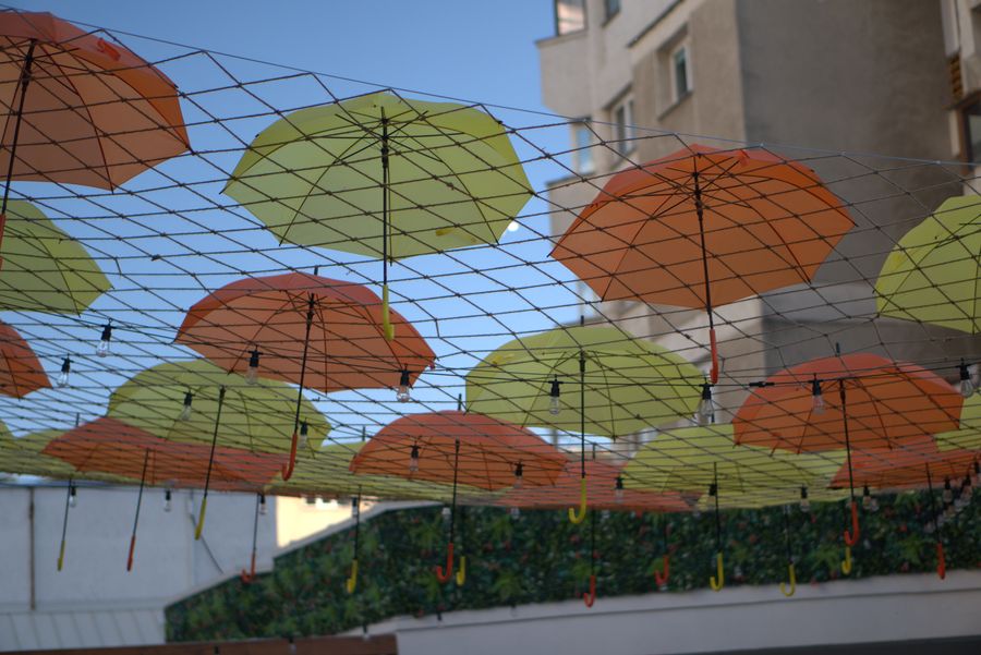 Detaliu arhitectural: umbrele în grădina Hotelului Decebal din Bacău