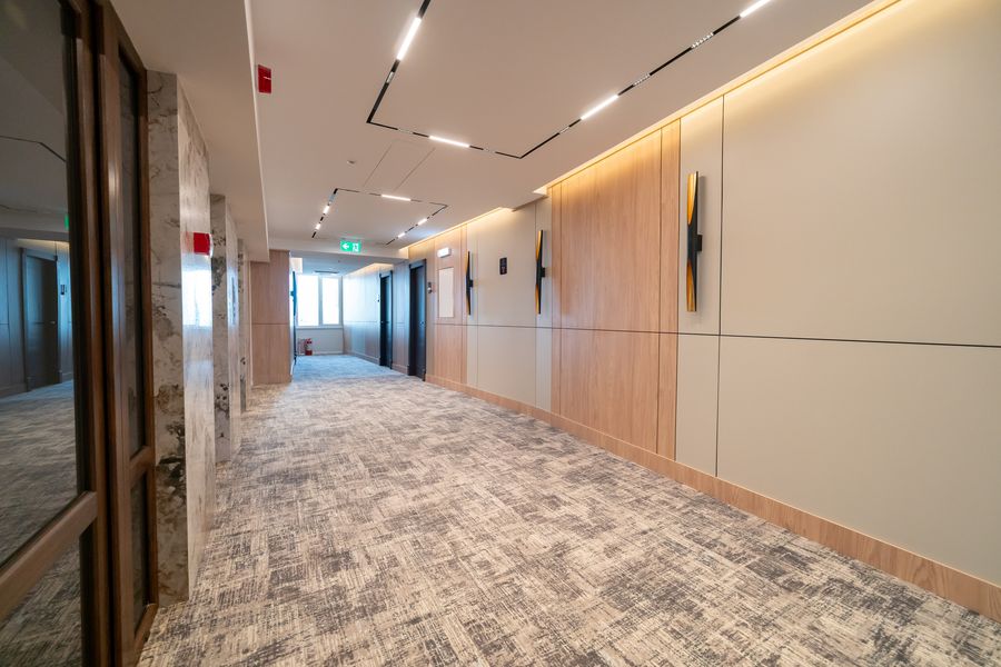 Al doilea unghi al holului în holurile renovate ale Hotelului Decebal din Bacău