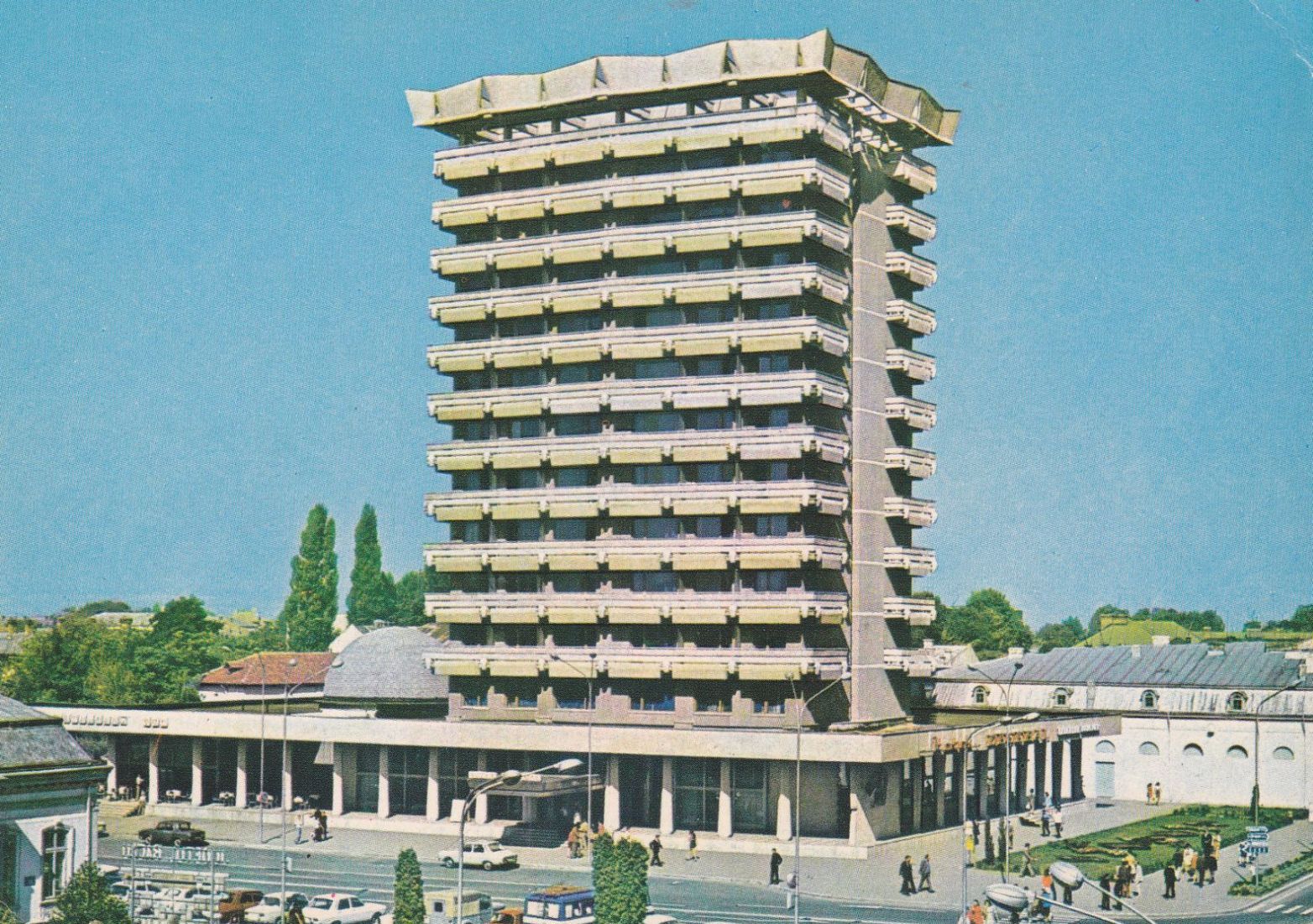 Hotelul Decebal din Bacău la sfârșitul anilor 1970 — imagine de arhivă