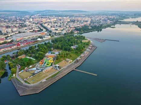Insula de Agrement din Bacău, zonă de promenadă și activități în aer liber