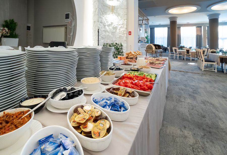 Bufetul de mic dejun de la Hotel Decebal din Bacău
