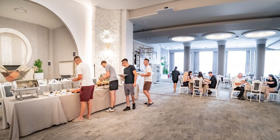 Bufet în contextul restaurantului în micul dejun de la Hotel Decebal din Bacău