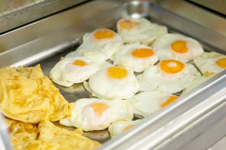 Selecție caldă în micul dejun de la Hotel Decebal din Bacău