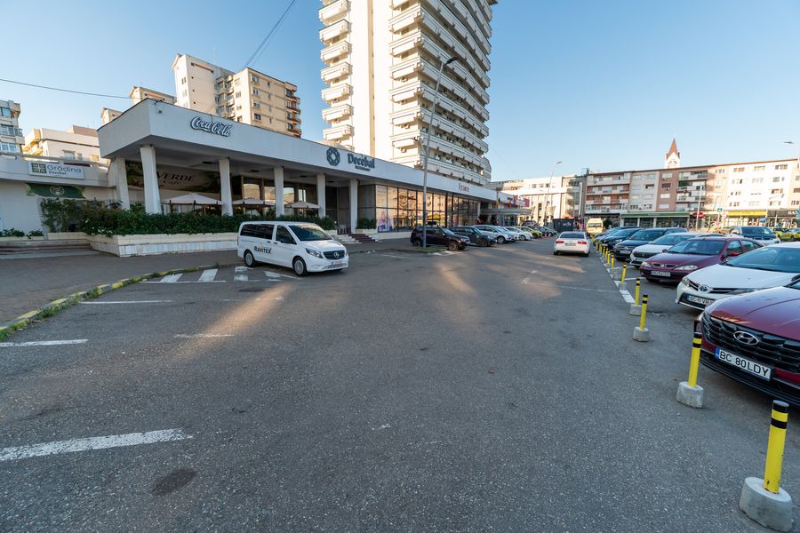 Accesul și locurile din parcarea Hotelului Decebal din Bacău
