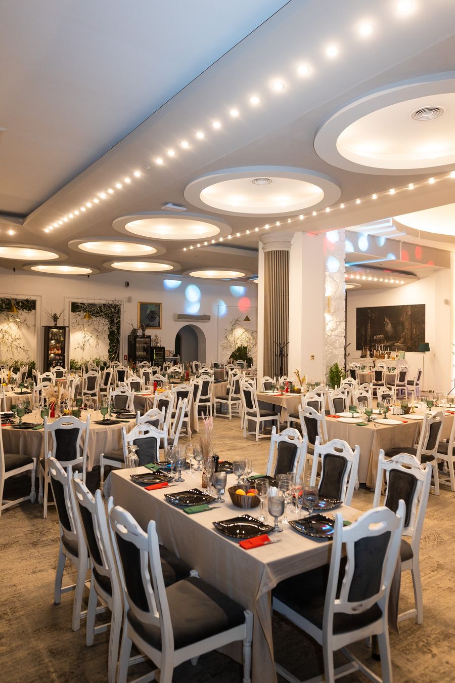Restaurantul Hotelului Decebal din Bacău, vedere generală a sălii