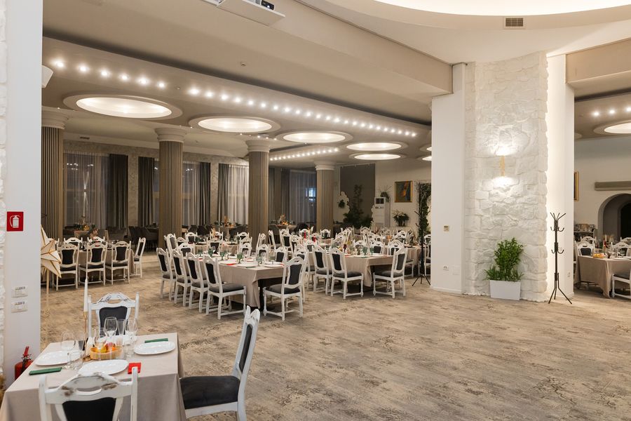 Acces și relația dintre zone în restaurantul Hotelului Decebal din Bacău