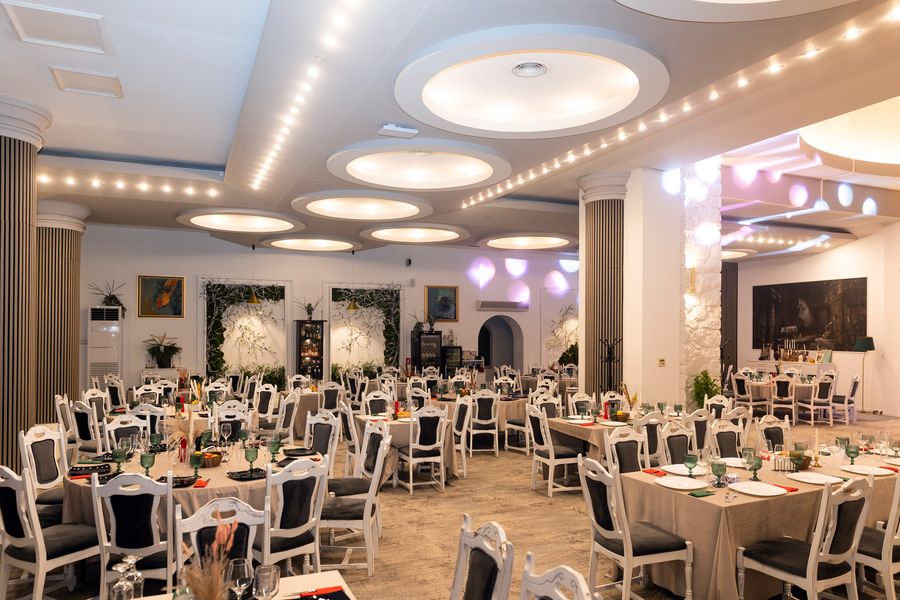 Sală: unghi secundar în restaurantul Hotelului Decebal din Bacău