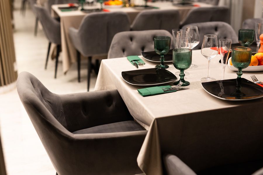 Masă și atmosferă în restaurantul Hotelului Decebal din Bacău