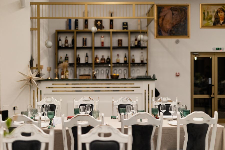 Barul restaurantului în restaurantul Hotelului Decebal din Bacău