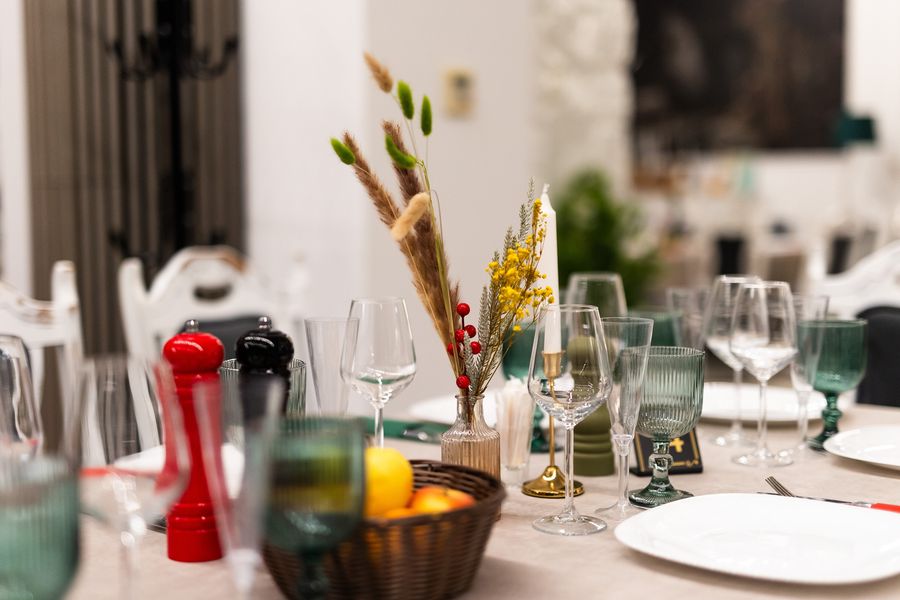 Detaliu masă în restaurantul Hotelului Decebal din Bacău