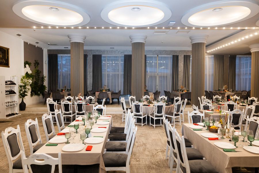 Aranjament pentru eveniment în restaurantul Hotelului Decebal din Bacău