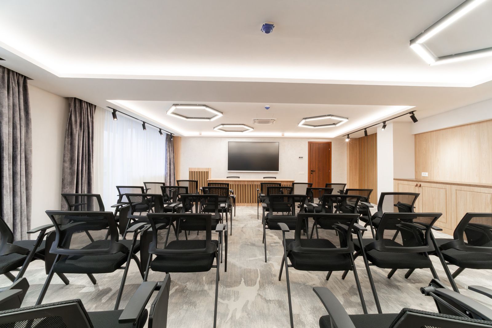Sala de conferințe renovată a Hotelului Decebal din Bacău, vedere generală
