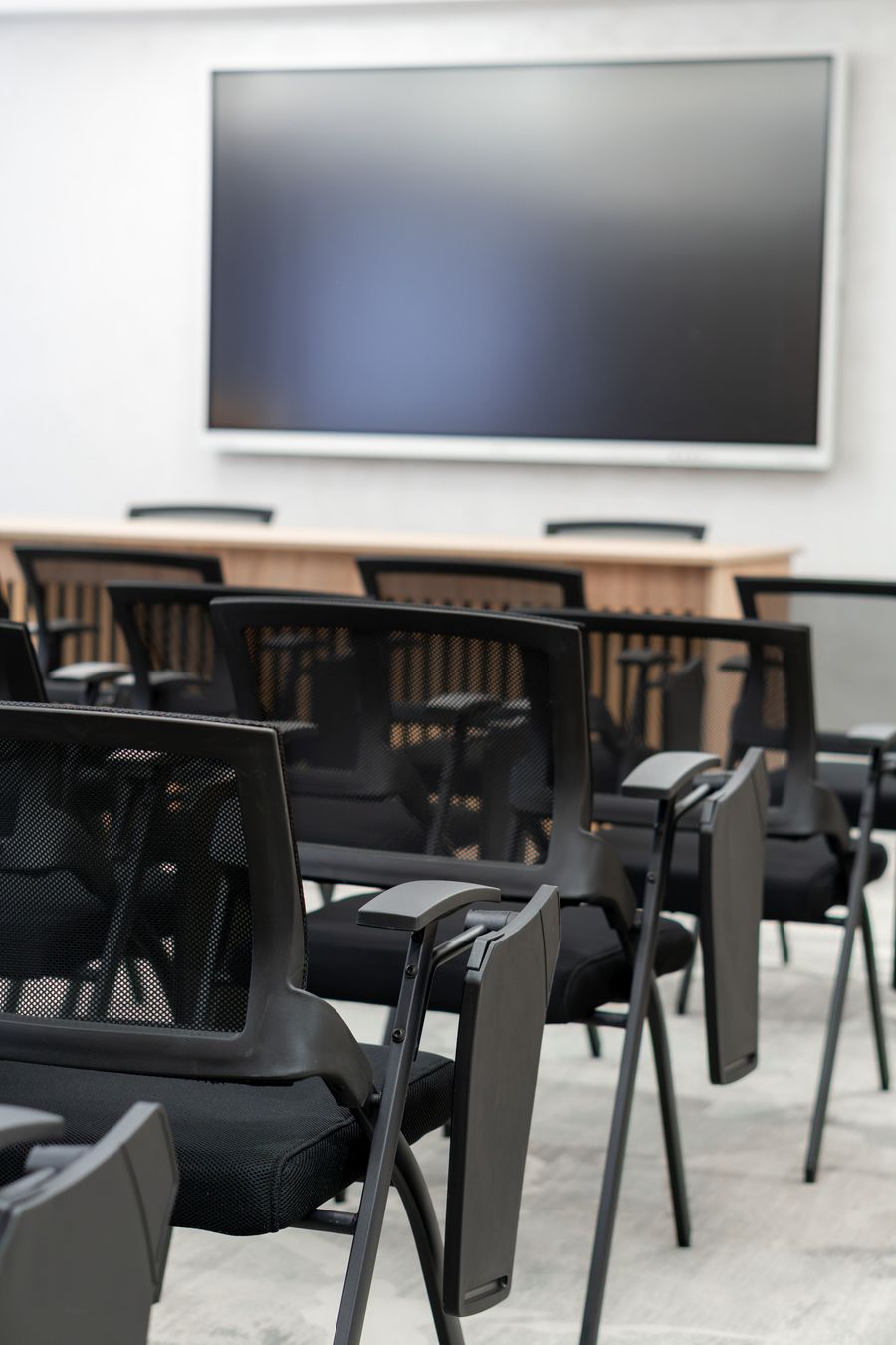 Ecranul și zona de prezentare din sala de conferințe a Hotelului Decebal din Bacău