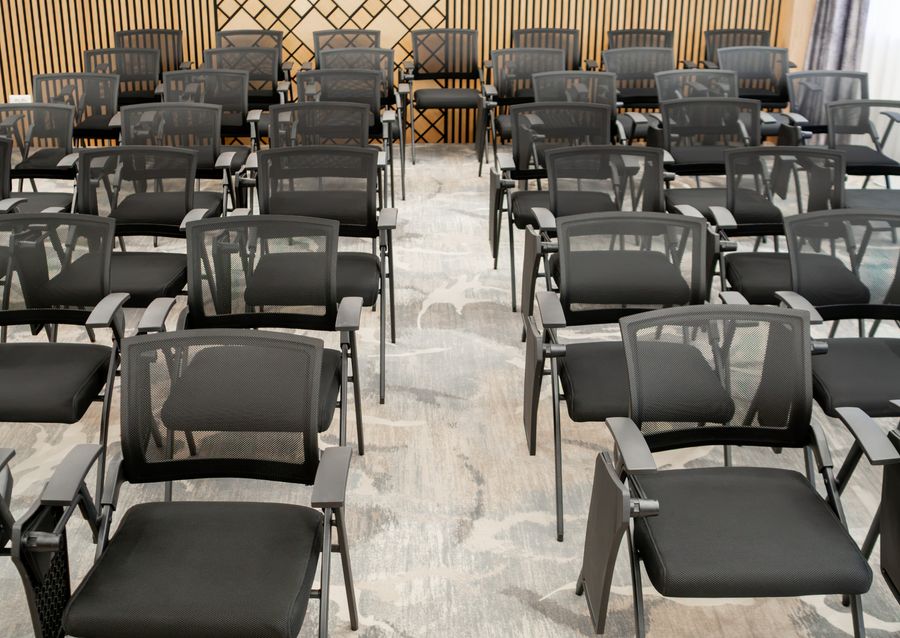 Aranjament tip amfiteatru în sala de conferințe a Hotelului Decebal din Bacău