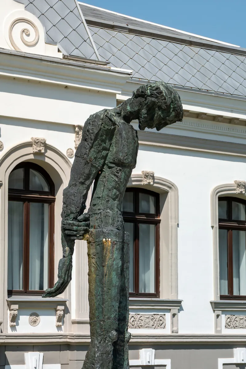 Statuia George Bacovia din piațeta aflată în fața Hotelului Decebal